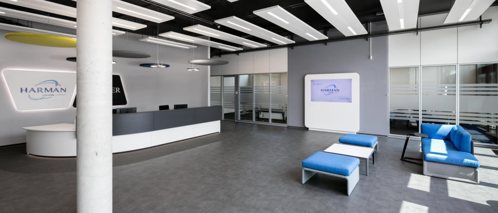 Harman/Becker: Airfield Office │ office furniture by Steelcase