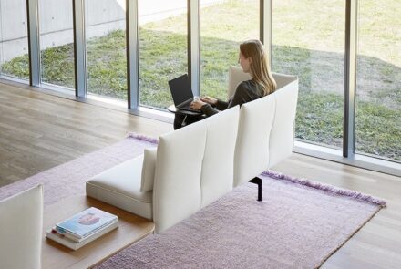 Soft Work von Vitra | zwei Personen auf einem beigen Sofa Bild