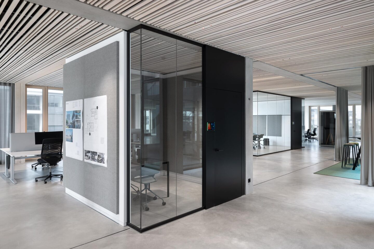 Architekturbüro Nething | Glaswand mit schwarzen Profilen