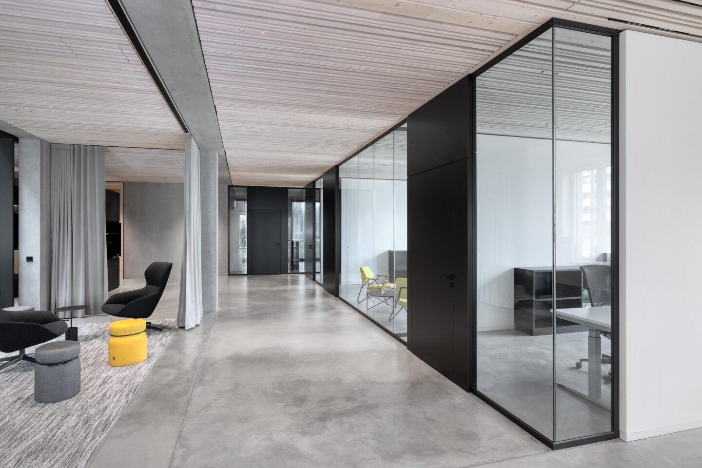 Architekturbüro Nething | Flur, zoniert durch Vorhang und Glaswände