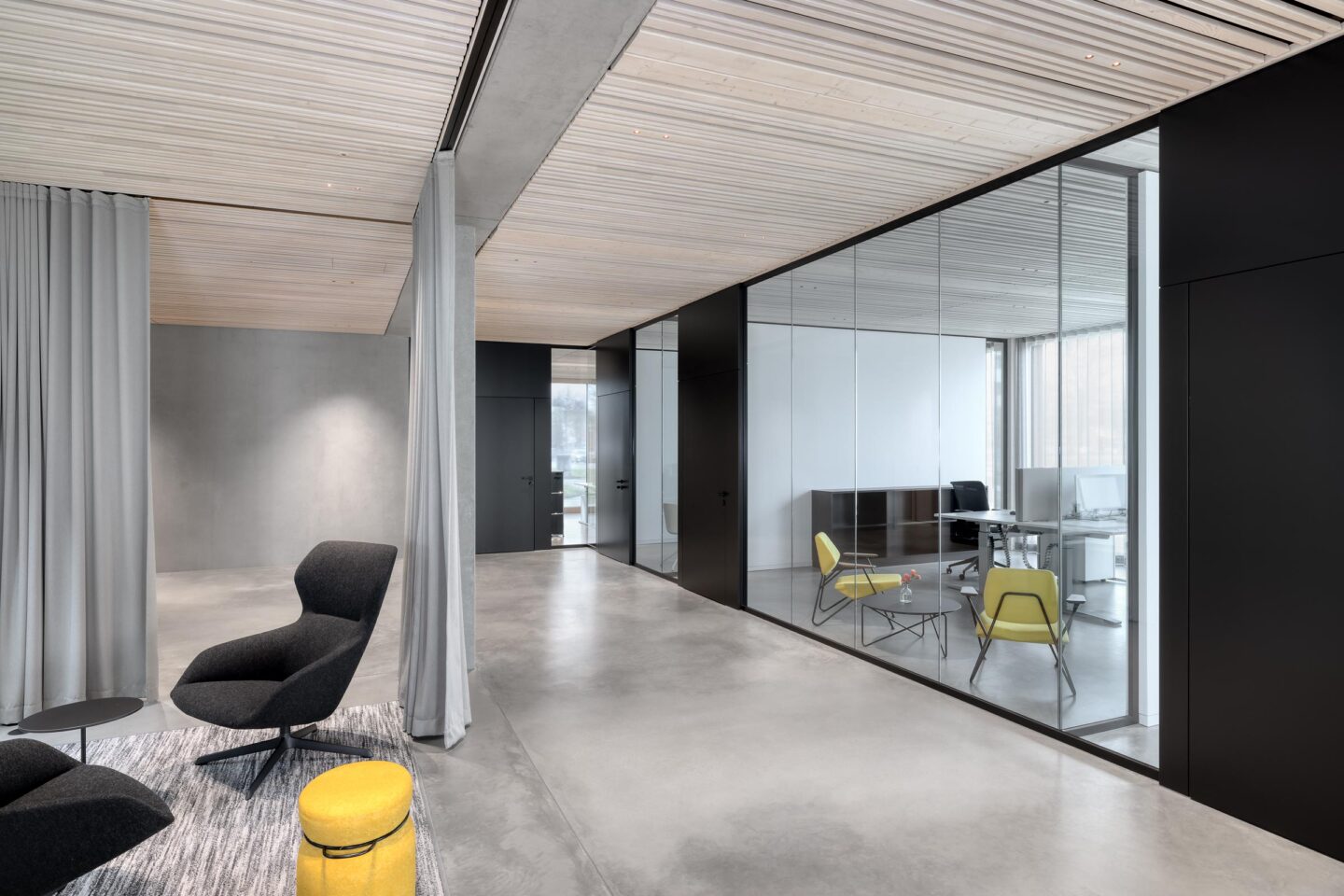 Architekturbüro Nething | Lounge mit Vorhang statt Wand