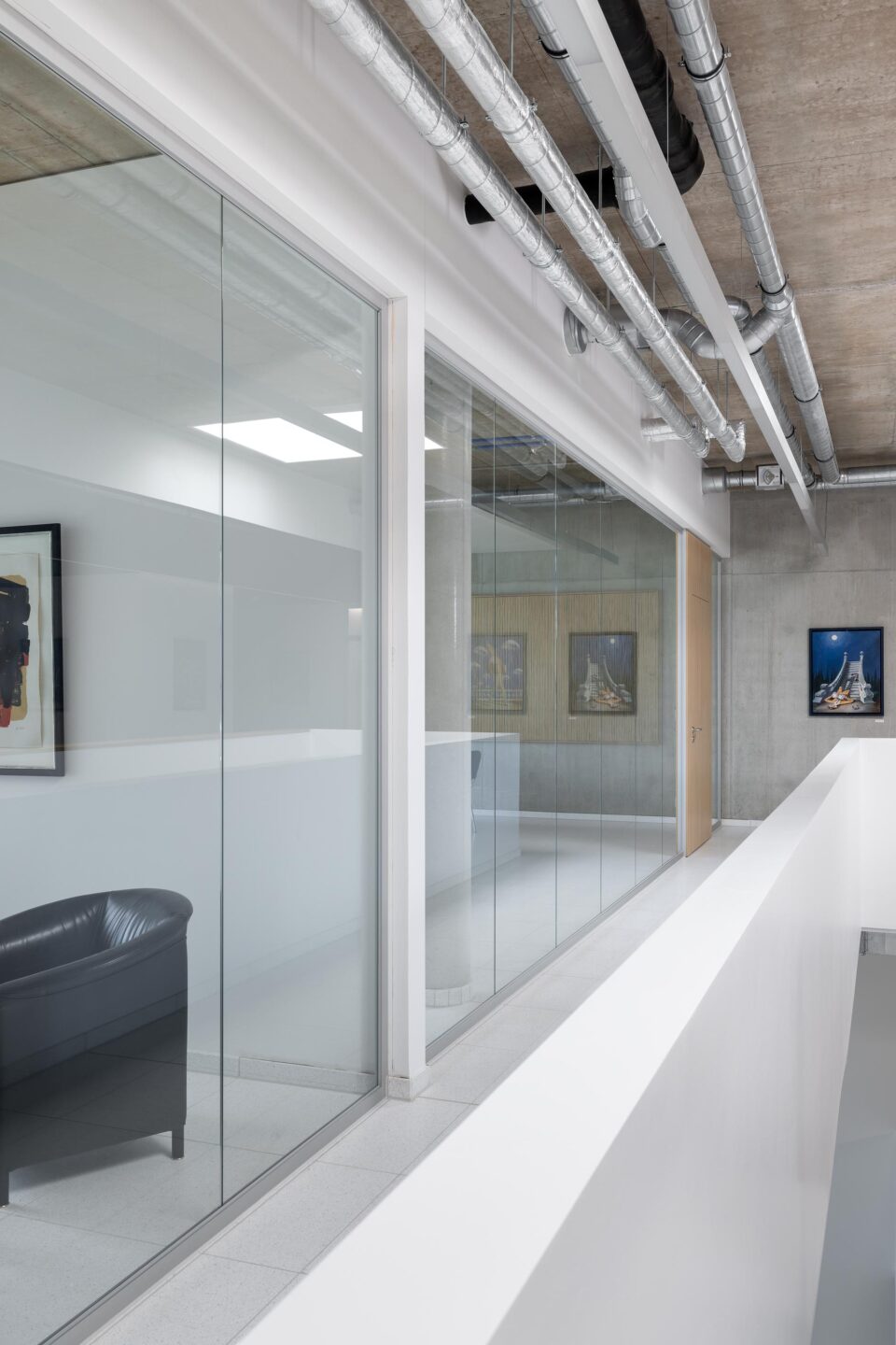 Erhardt + Leimer Elektroanlagen | Glaswände von feco in hellem Bürogebäude