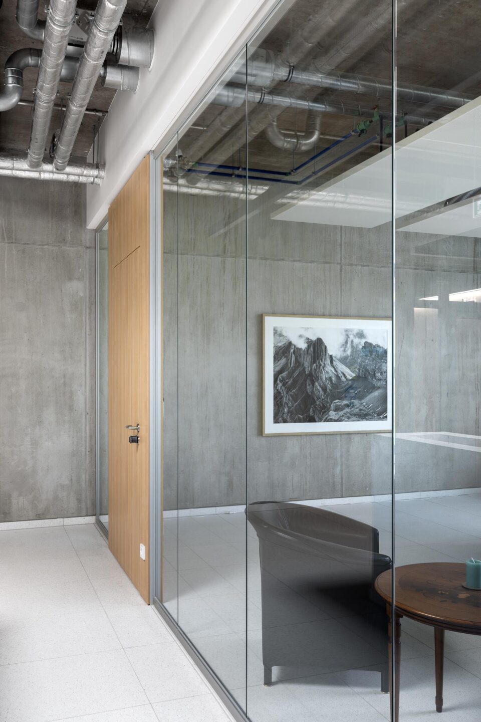 Erhardt + Leimer electrical installations | glass walls with wooden door