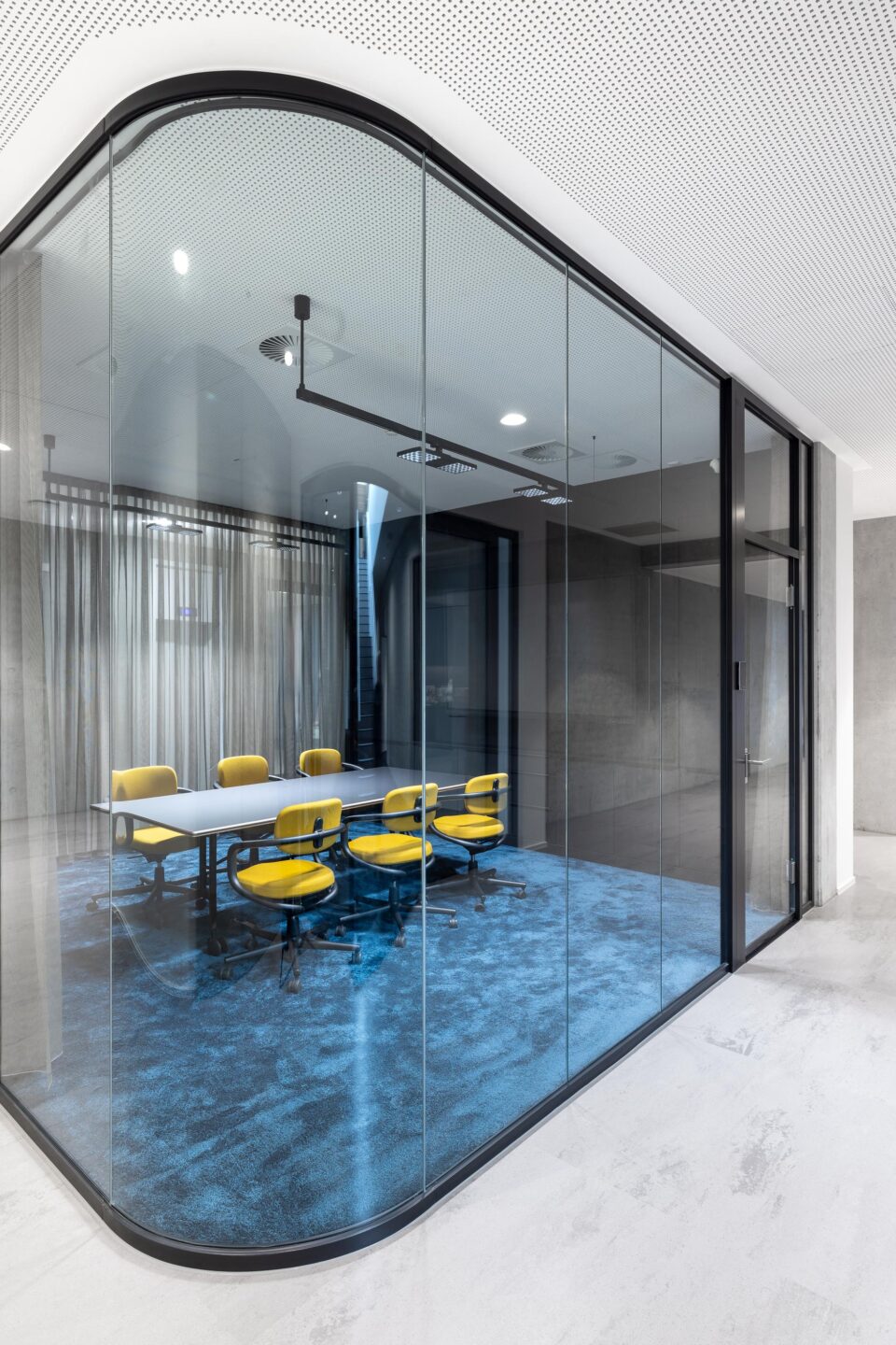 SGP Campus Ulm | Büroraum mit blauem Teppichboden und gelben Stühlen