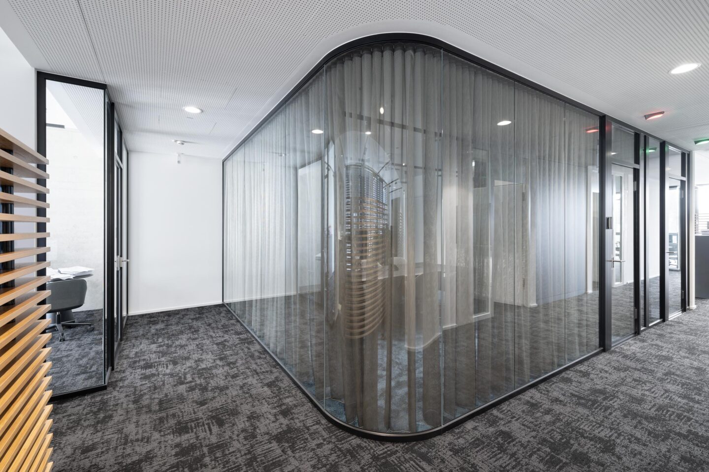 SGP Campus Ulm | Büroraum mit Glaswänden und Vorhängen