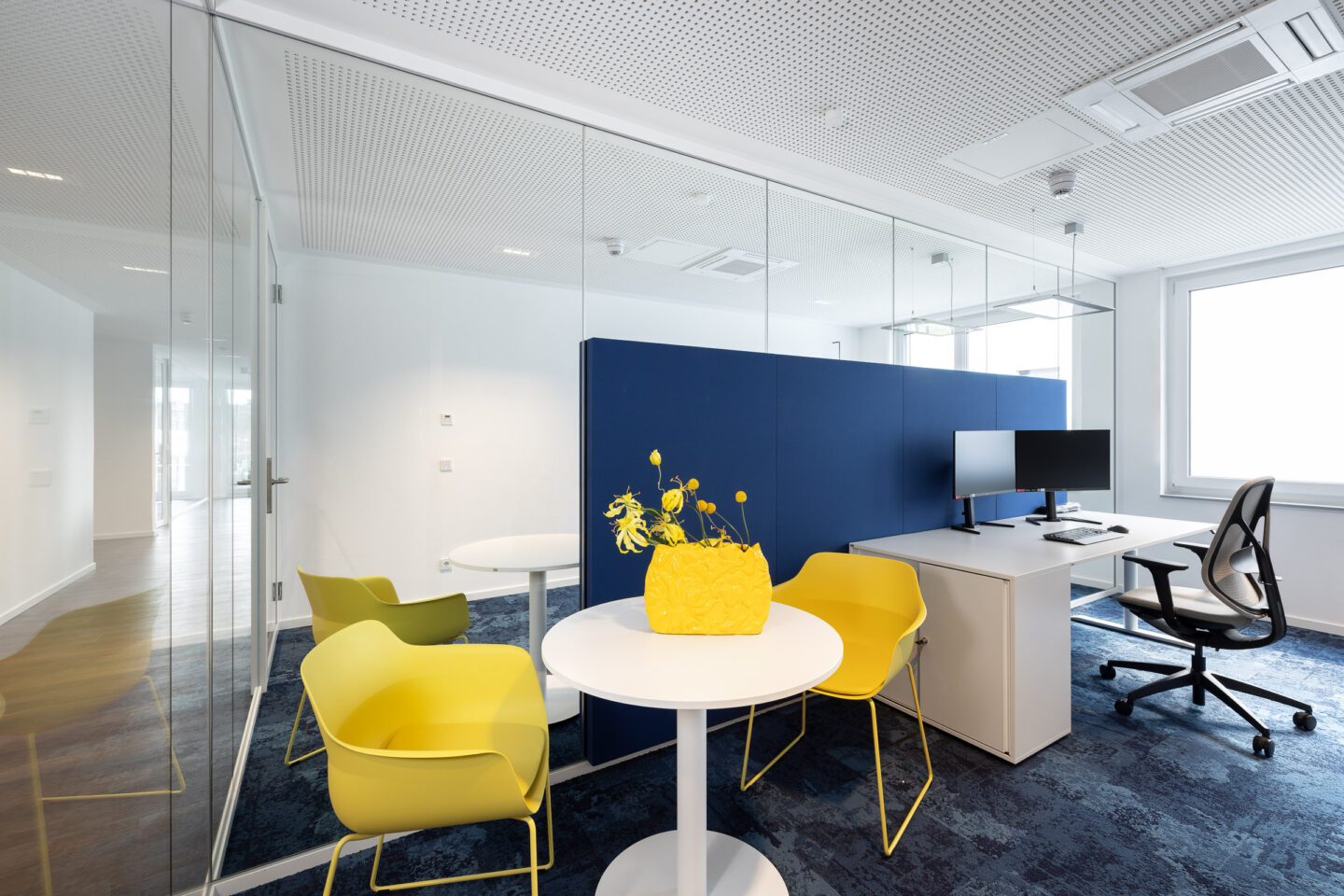 VEMA-Konferenzzentrum | Büroeinrichtung in gelb und dunkelblau