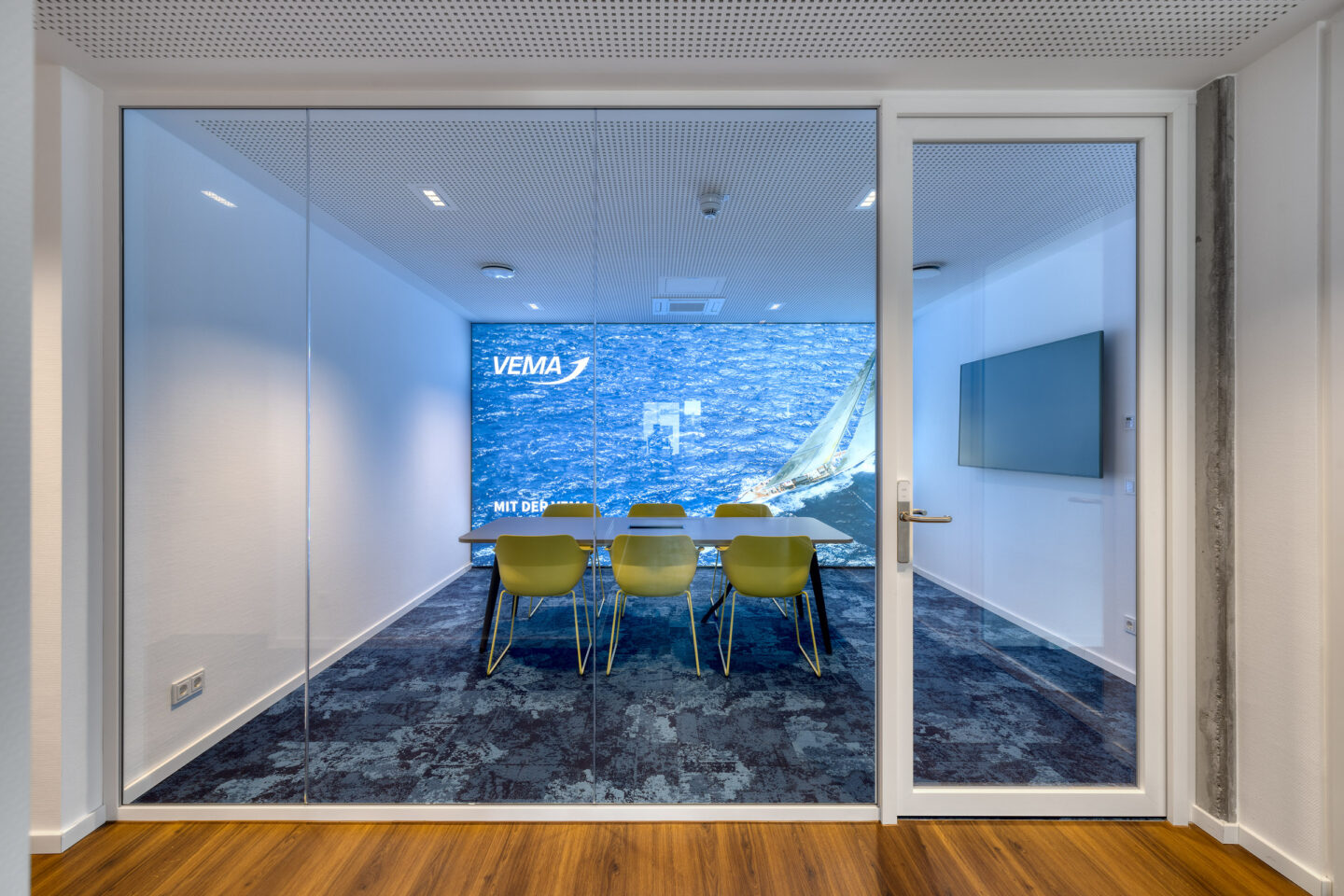 VEMA-Konferenzzentrum | Besprechungsraum mit blauem Teppich