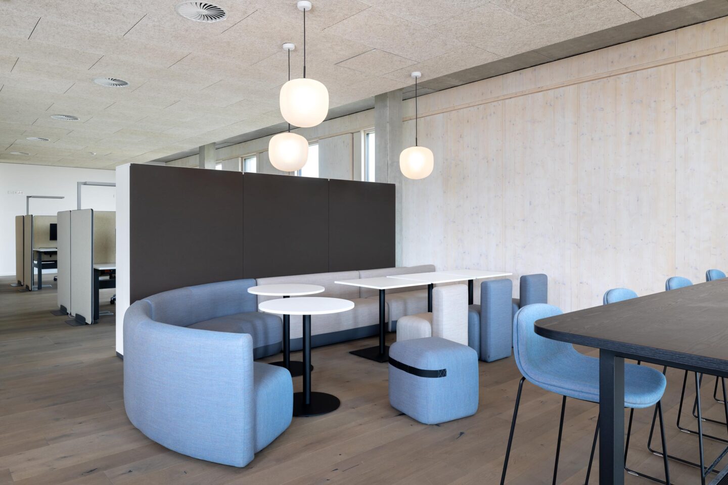 Harman Becker Automotive Systems | Blaue Sitzbank und Stühle in Cafeteria