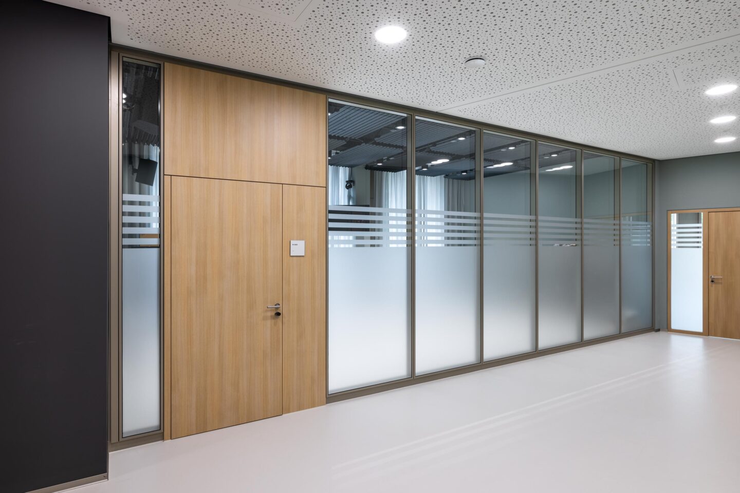 Entega Darmstadt | Glass walls with privacy screen