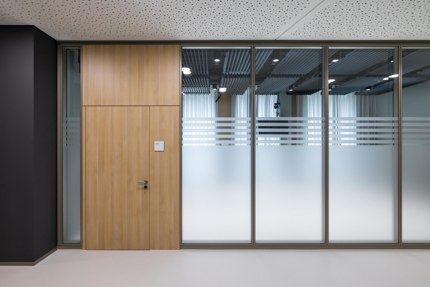 Entega Darmstadt | feco door wood H70 in combination with the fecofix glass wall