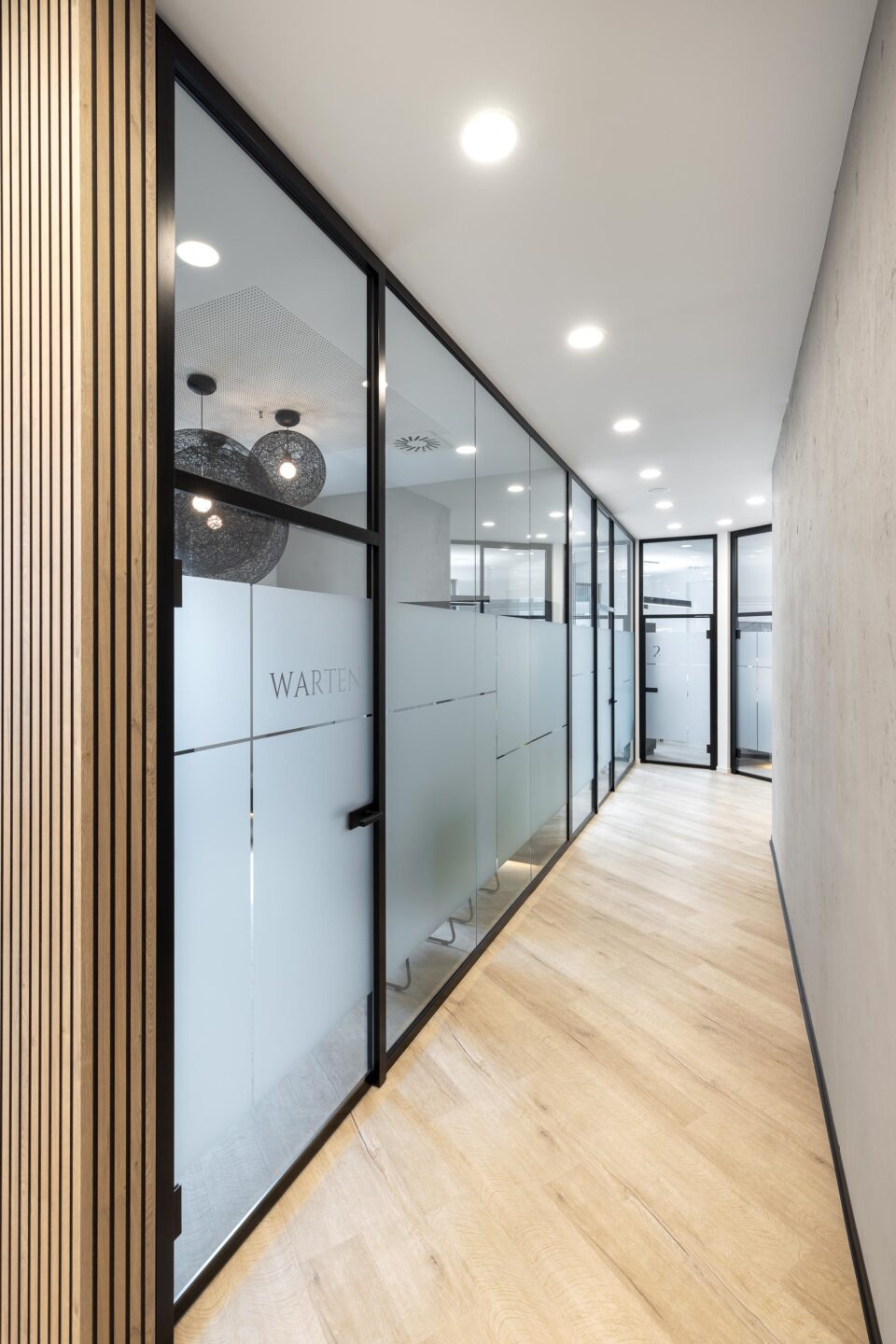 Noe Dental Practice in Hanau | Light-flooded corridor of the practice