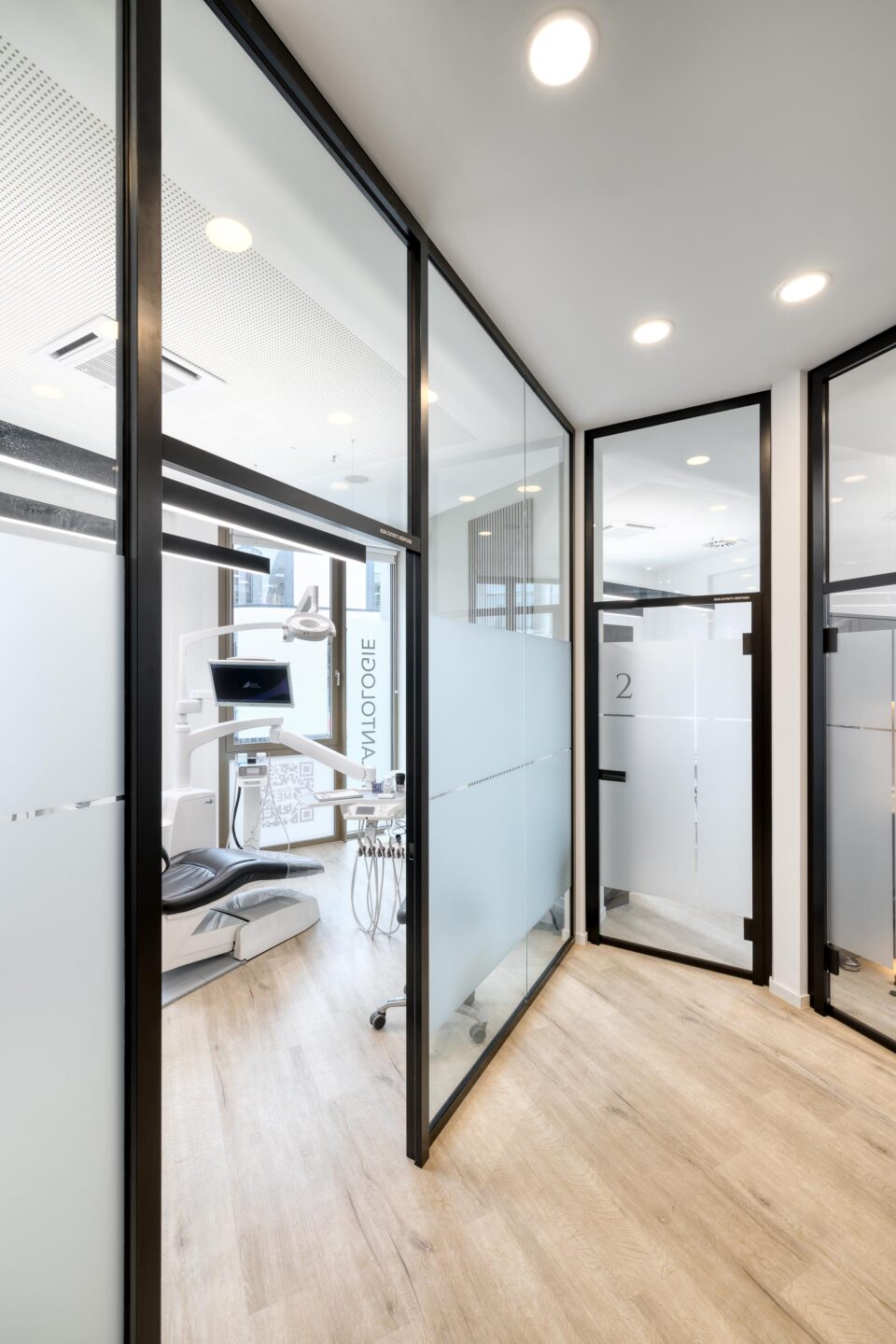 Noe Dental Practice in Hanau | View of the treatment room, portrait format