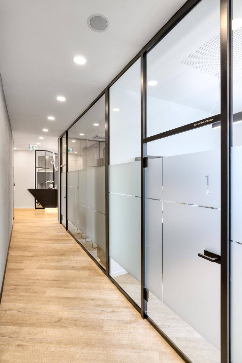 Noe Dental Practice in Hanau | Corridor with a view of the rooms and the end of the practice