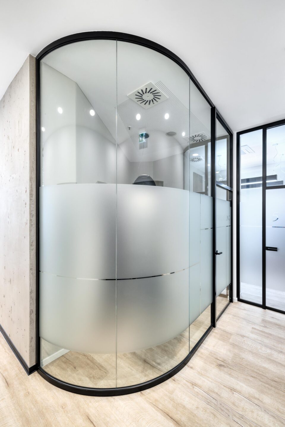 Noe Dental Practice in Hanau | Meeting room with curved glass wall and glass decor foils