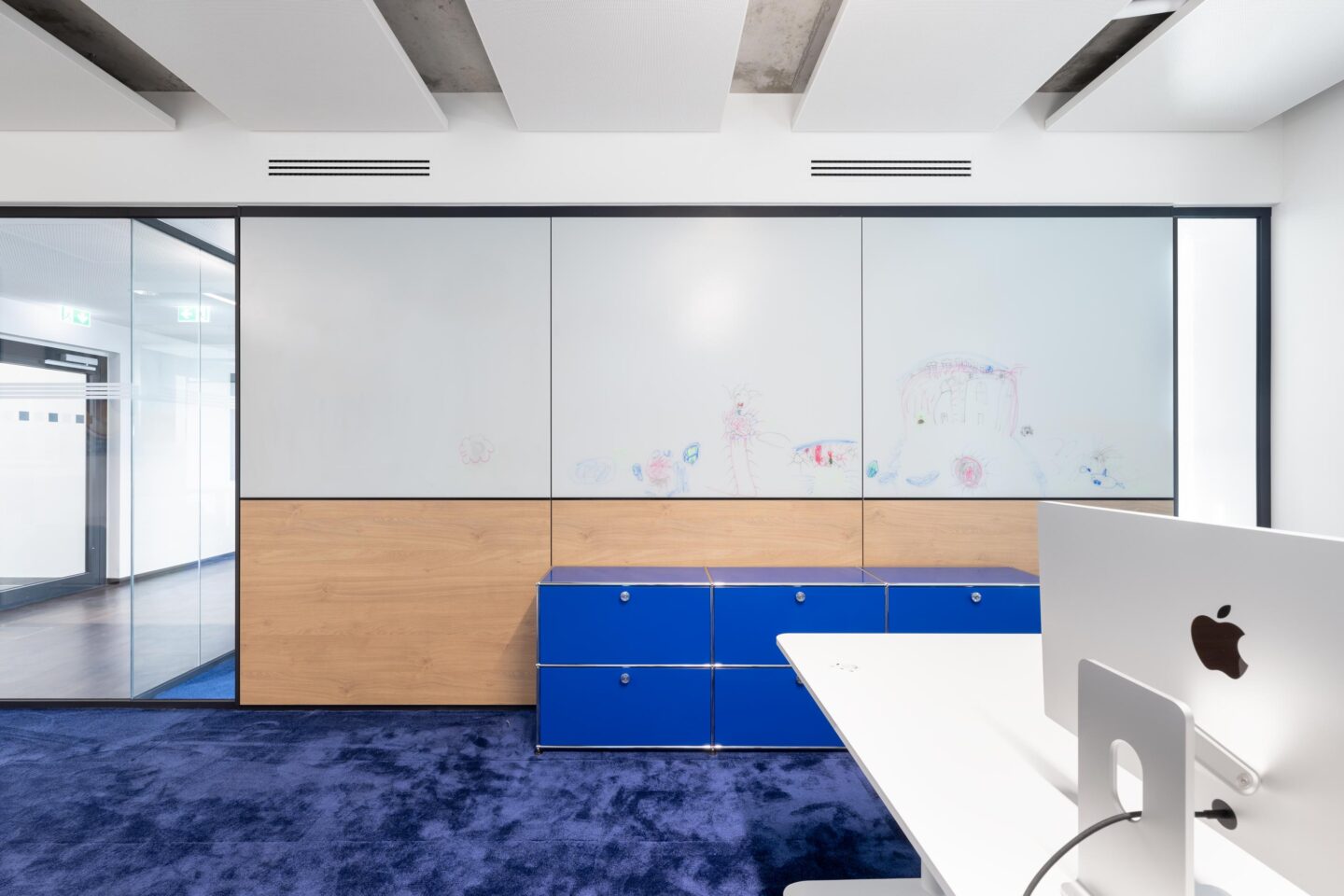 Le Groupe Bleu | Office furnishings from feco with blue USM shelving