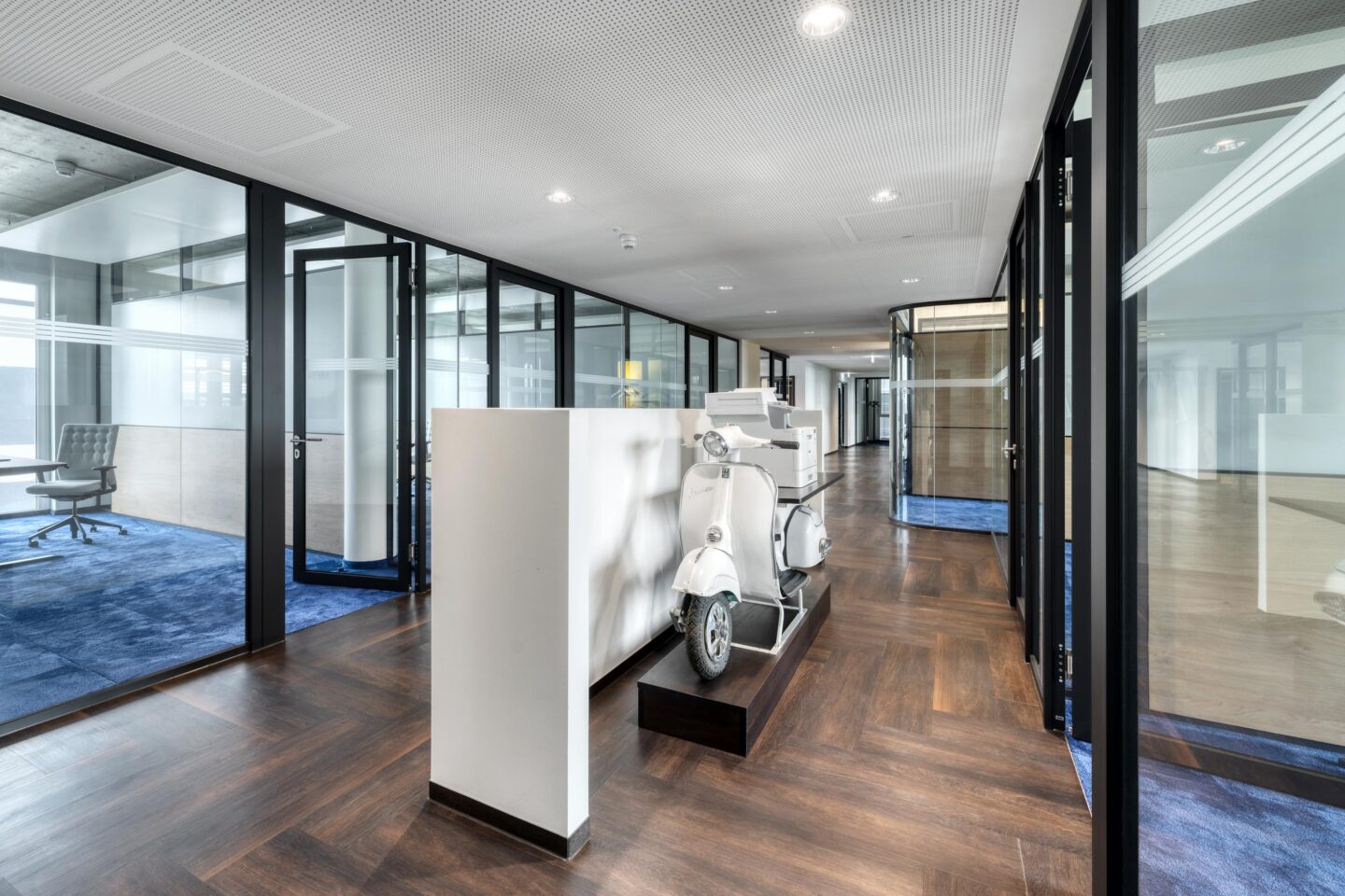 Le Groupe Bleu | Office furnishings in a simple design with a white scooter as an accent