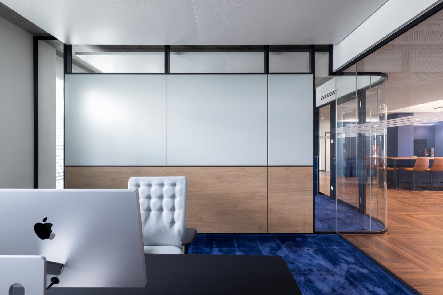 Le Groupe Bleu | Meeting room kept in white