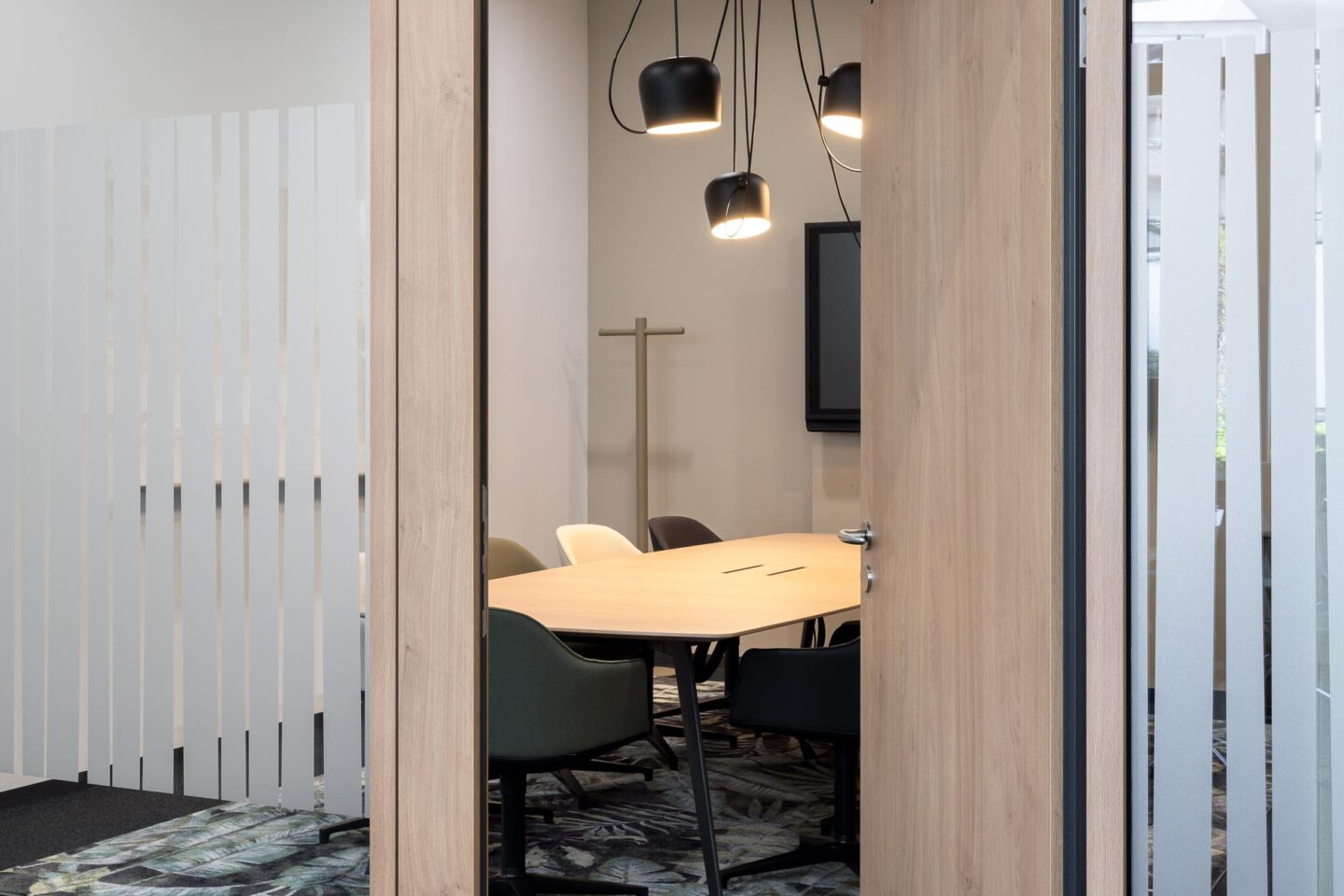 Sparkasse Karlsruhe Immocentre | High-quality wooden door elements in oak decor