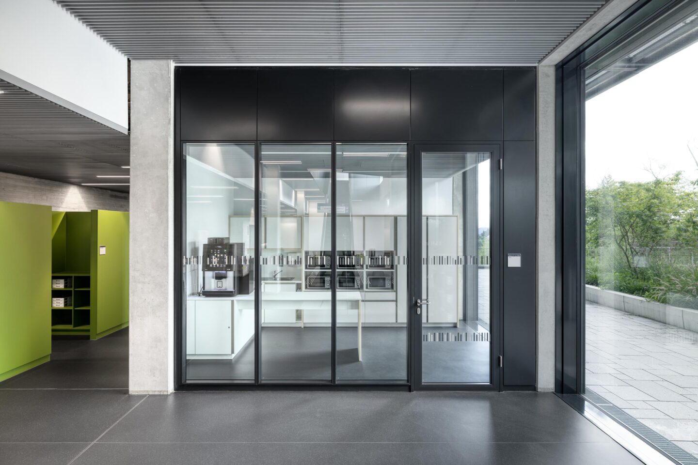 Tübingen University Hospital, M3 Research Centre | Transparent glass office walls create an open working environment.