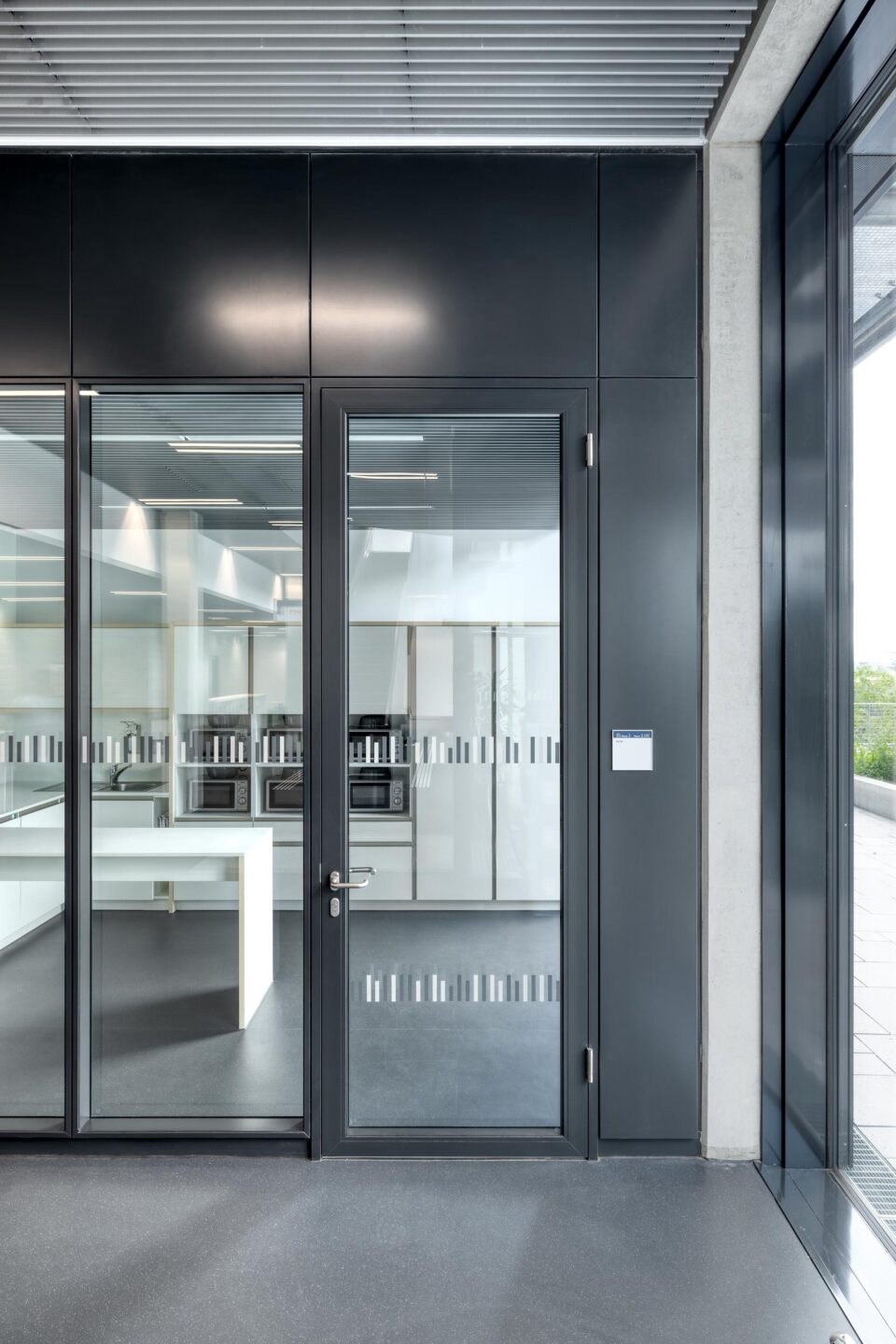 University Hospital Tübingen, Research Centre M3 | Open and transparent meeting rooms for scientific exchange.