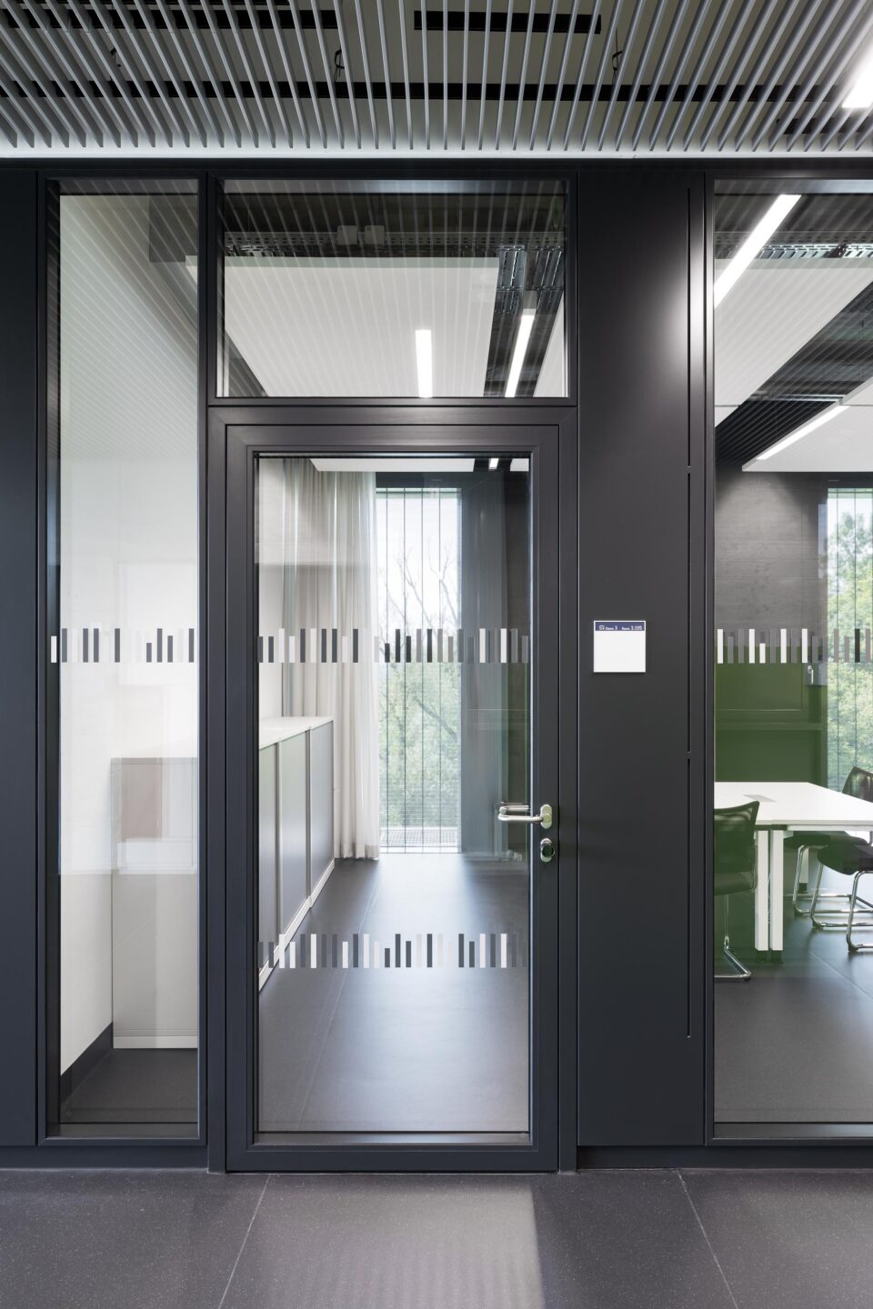 University Hospital Tübingen, Research Centre M3 | Transparent interior design with glass walls and daylight lighting.