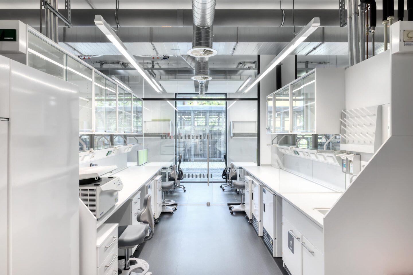 Universitätsklinikum Tübingen, Forschungszentrum M3 | Blick auf die in den Laborbereich integrierten Arbeitszonen.