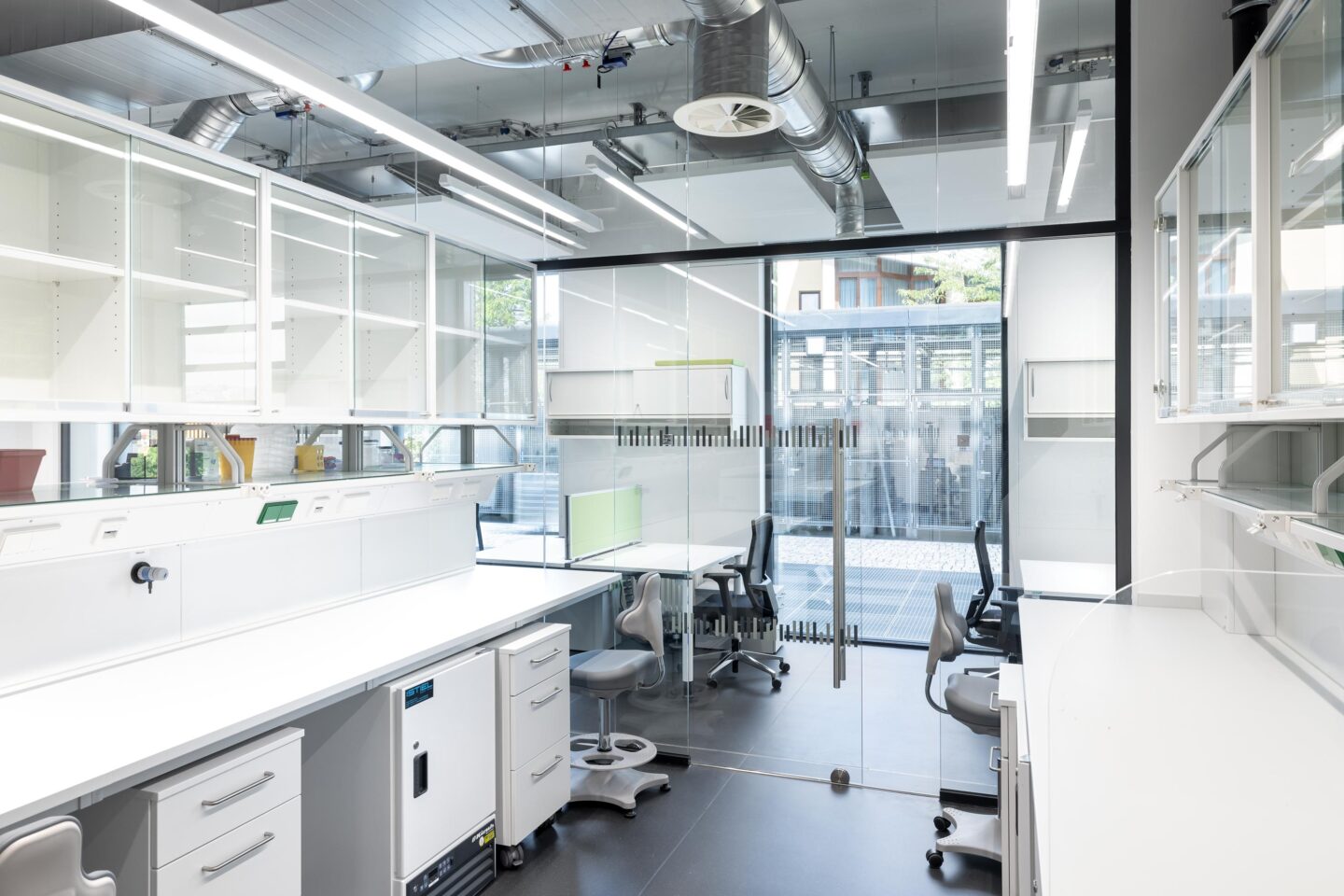 University Hospital Tübingen, Research Centre M3 | View of the docu-zones with floor-guided sliding glass doors