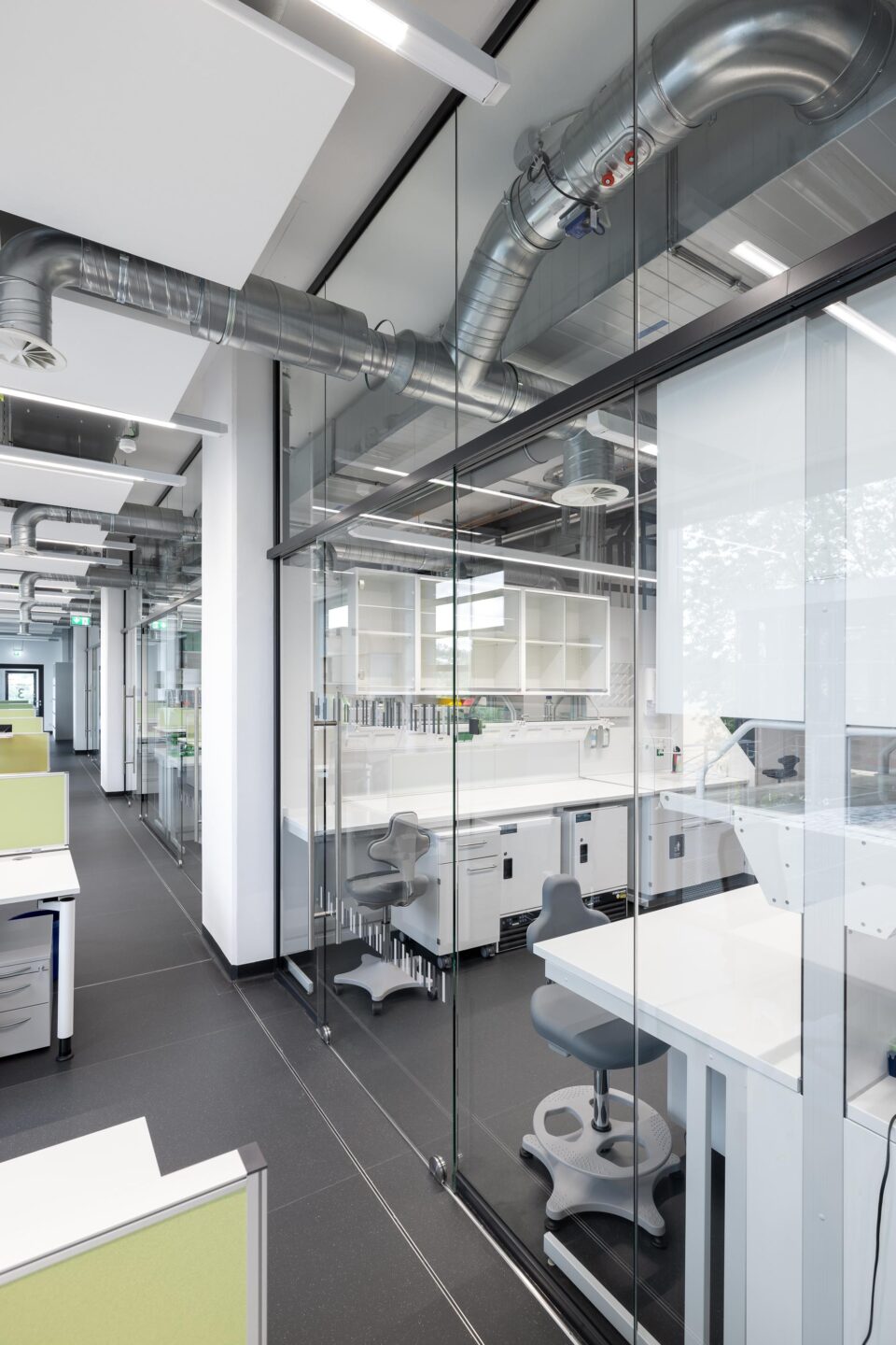 University Hospital Tübingen, Research Centre M3 | View of the work zones integrated into the laboratory area.