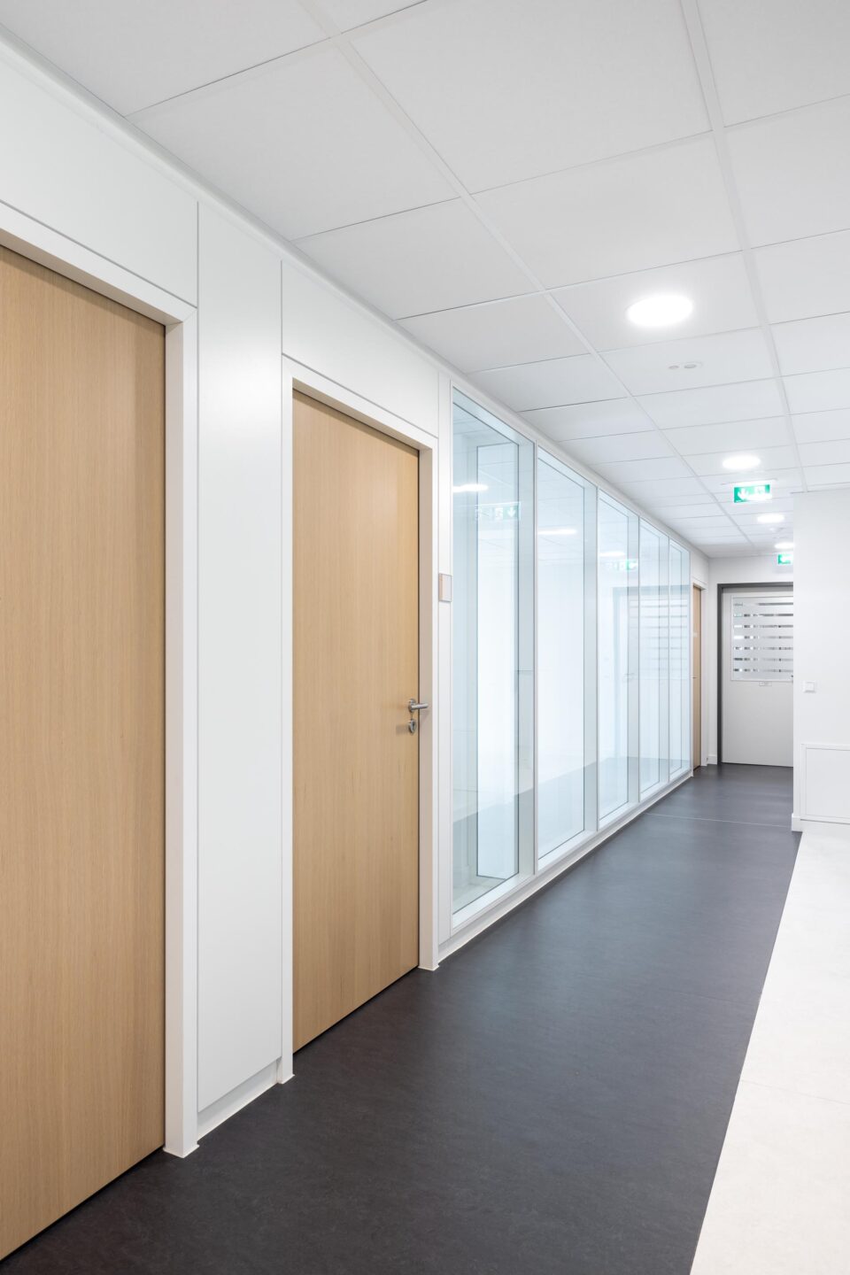 Siloah St. Trudpert in Pforzheim | Oak-veneered door leaves create a warm and natural atmosphere.