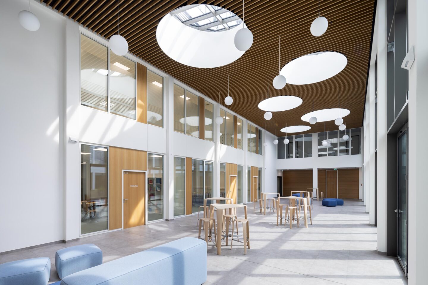 Siloah St. Trudpert in Pforzheim | Daylight-flooded classrooms with a connection to the inner courtyard.