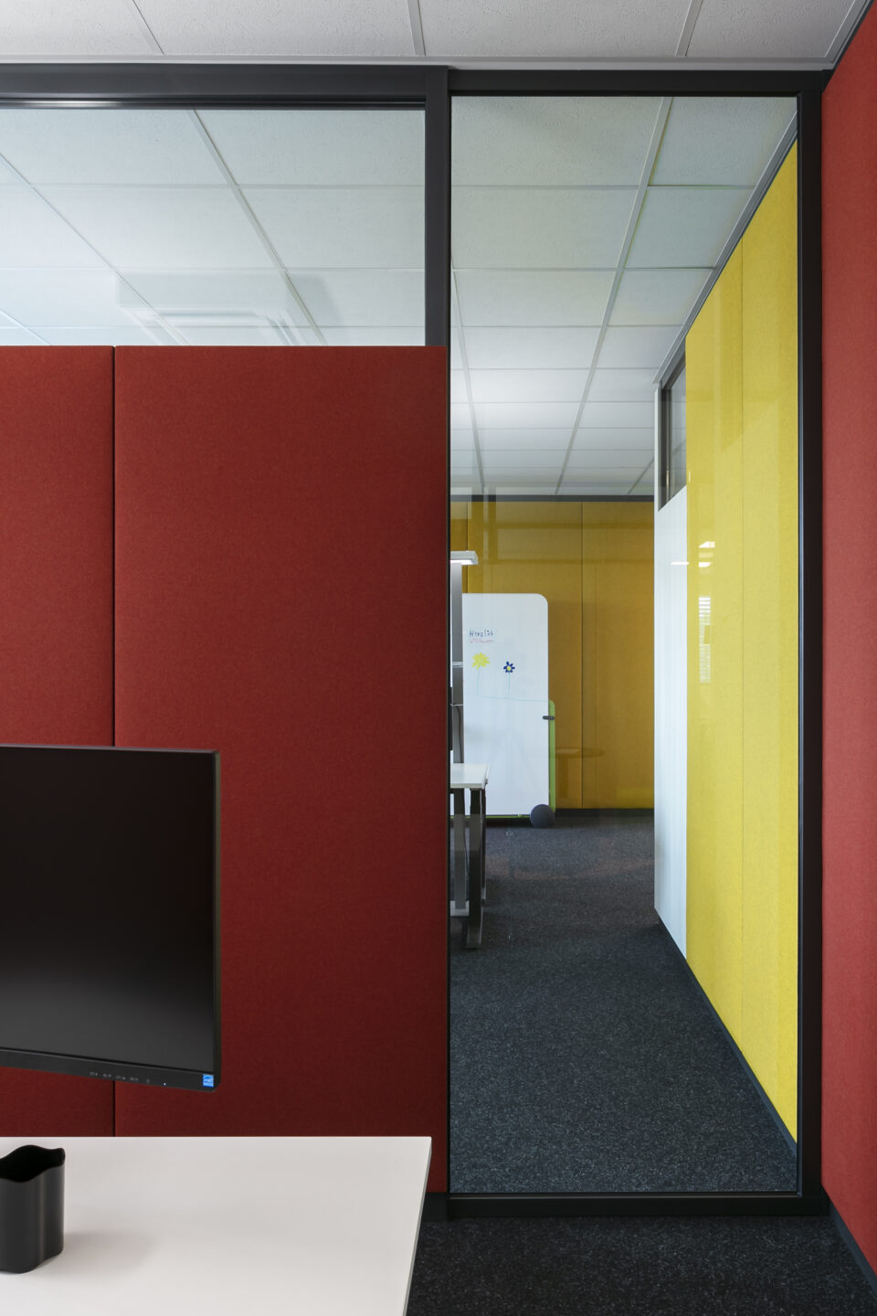 Acoustic wall with perforated wooden panel and low-emission fabrics | feco system walls | fecophon fabric blue