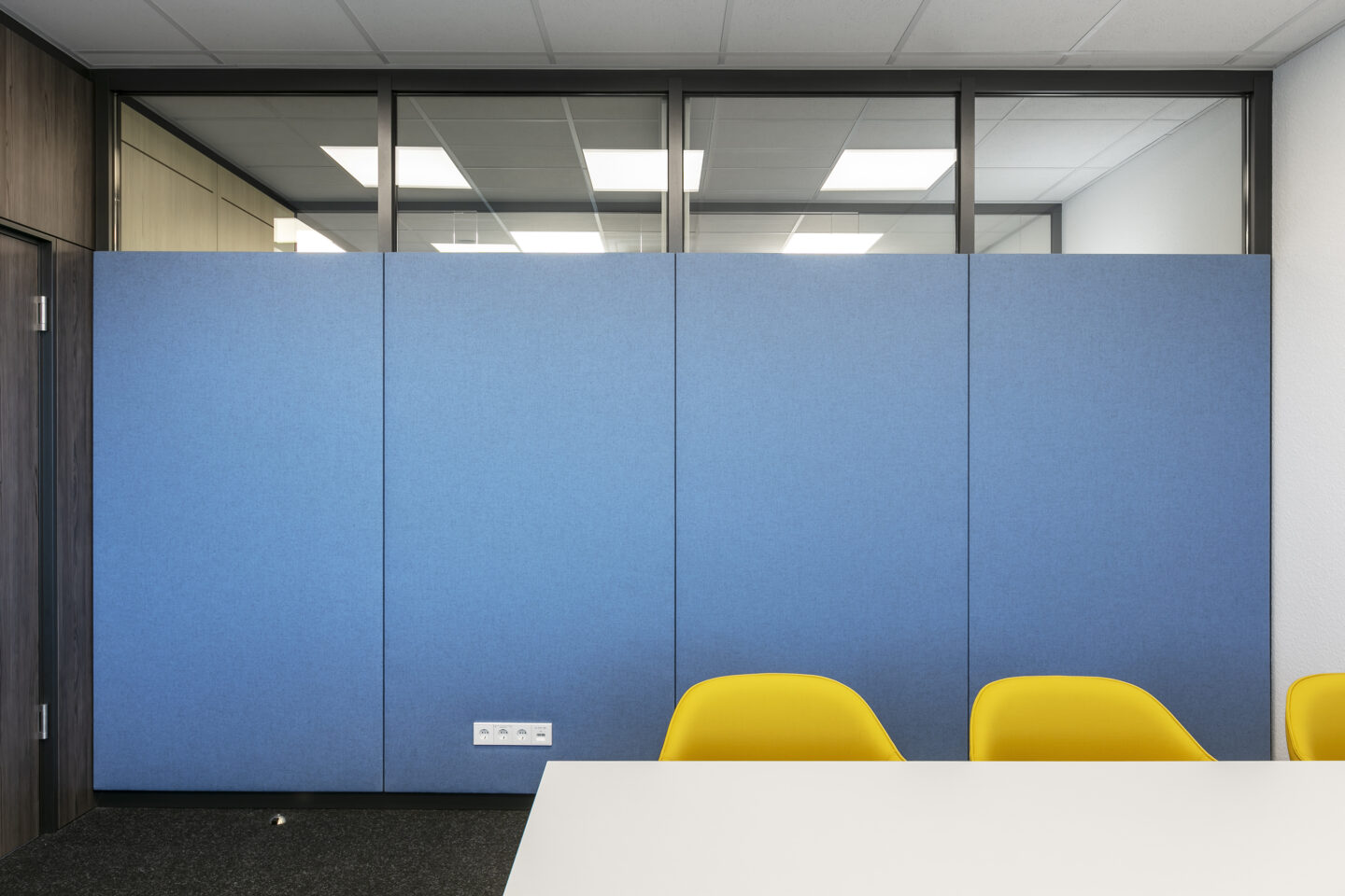 Low-emission acoustic wall with sustainable wooden panel and sound-absorbing design | feco system walls | fecophon fabric blue