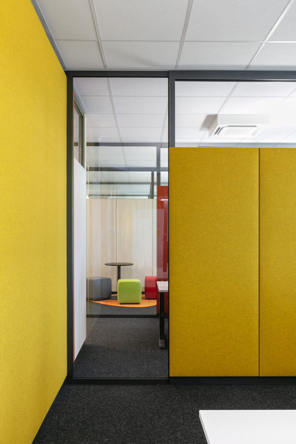 Textile acoustic wall with low-emission finish and sustainable wood | feco system walls | fecophon fabric blue