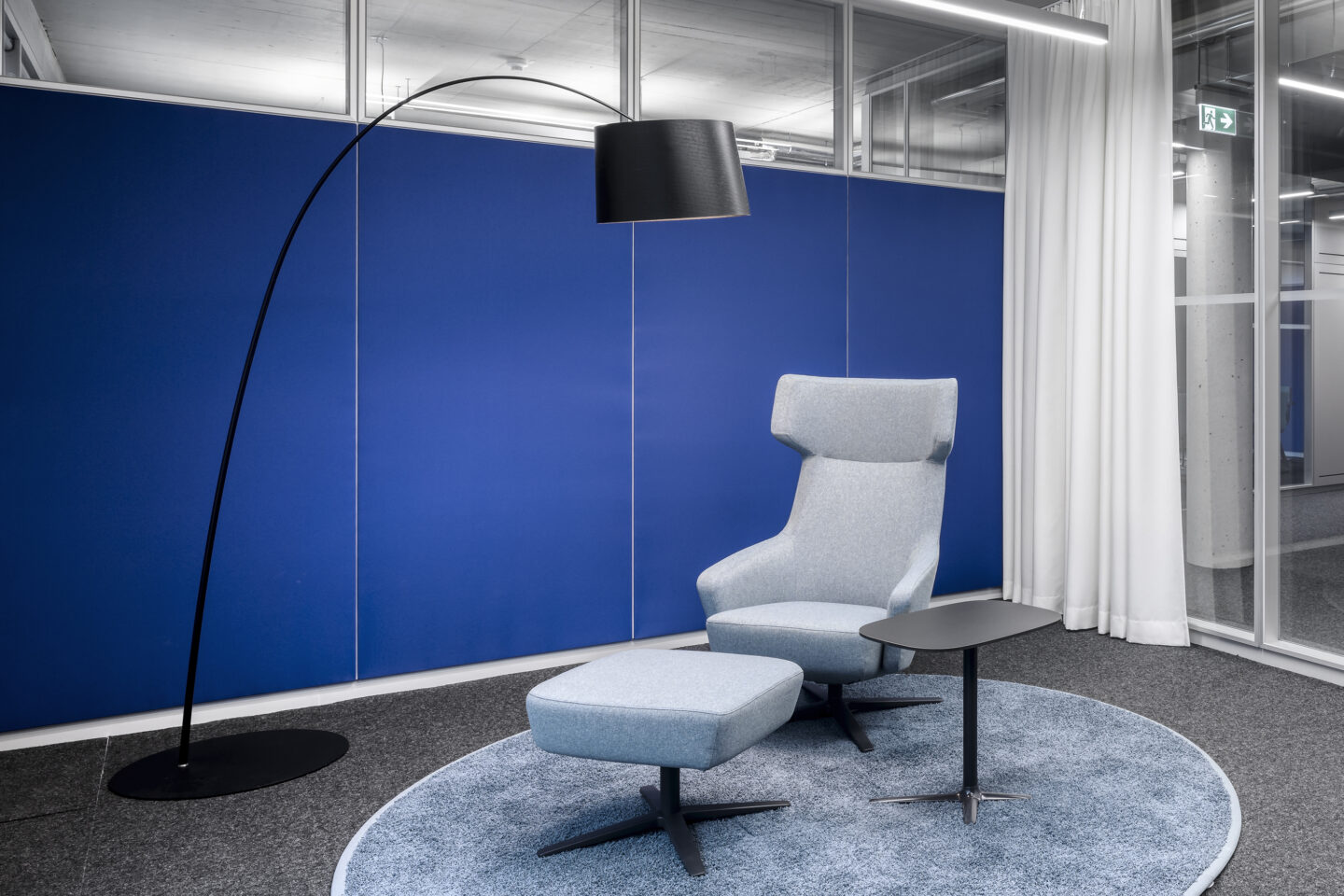 Acoustic wall with low-emission properties and perforated wooden panel | feco system walls | fecophon fabric blue