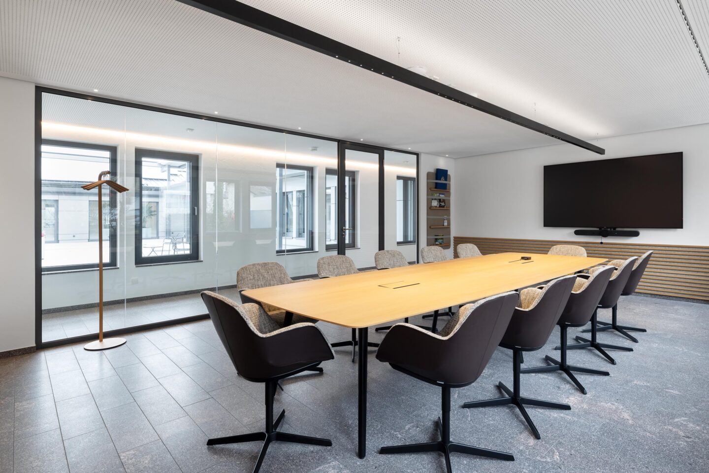 Modern conference room with high-quality equipment | feco system walls and office furnishings