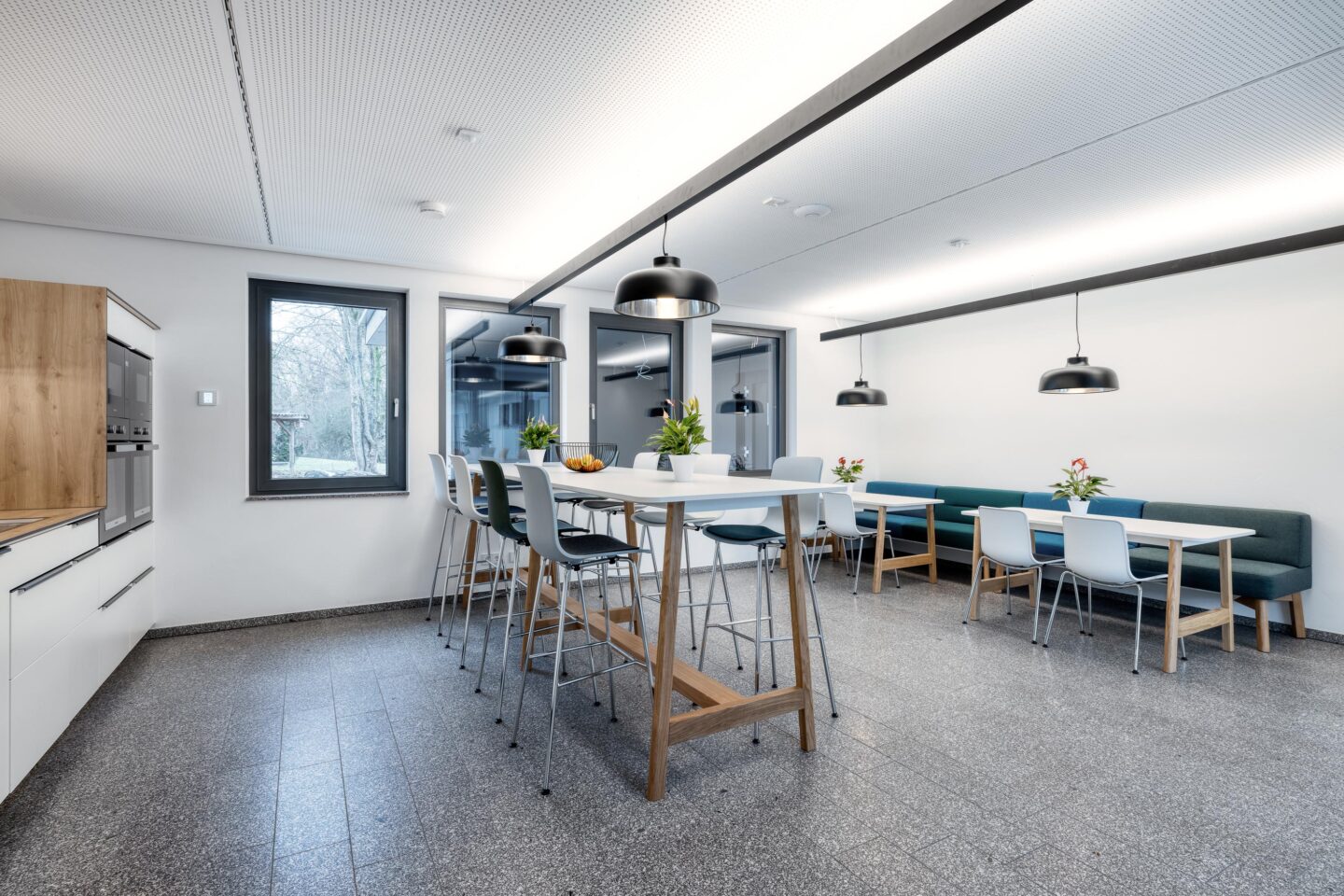 Bistro area for breaks and socialising | feco system walls and office furnishings