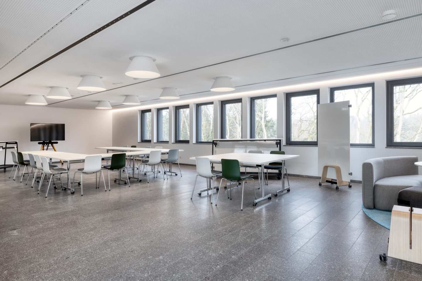 Flexible seminar area for modern working methods | feco system walls and office furnishings