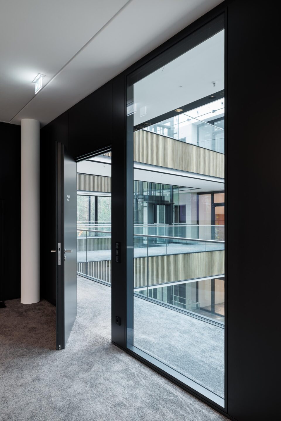 Office with fecofix glass wall and H85 wooden door | feco system walls