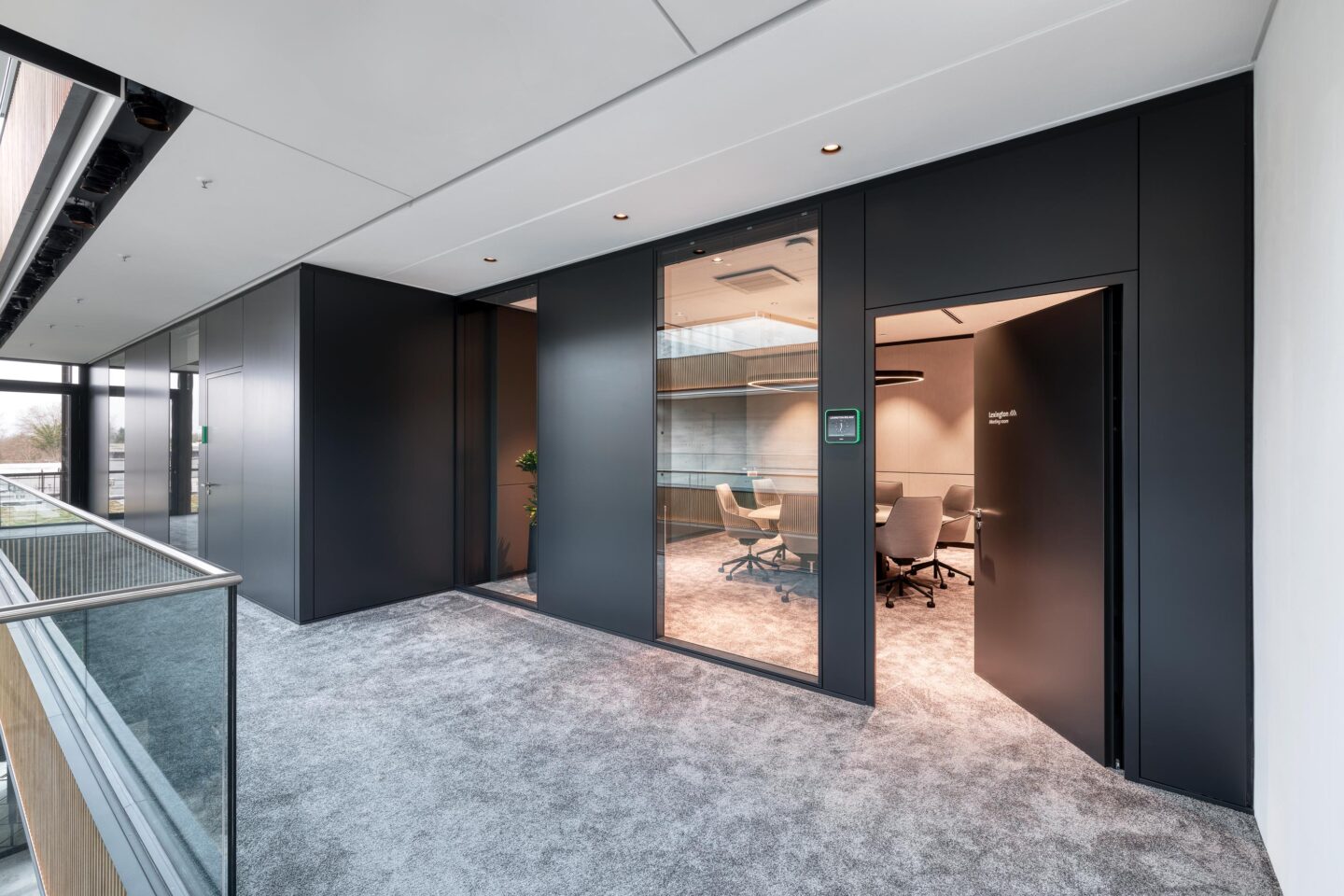 High-quality partition walls in office corridors | feco system walls