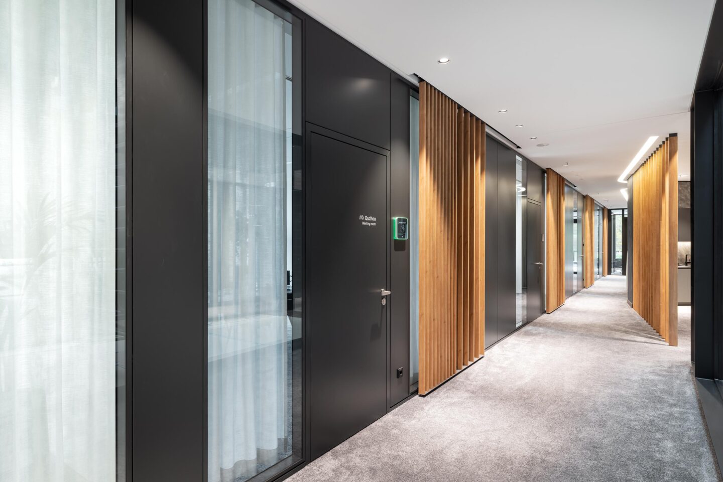 Corridor with wooden door element fecotür H85 | feco system walls