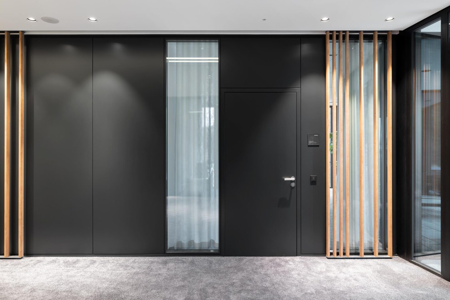 Office corridor with glass walls and wooden doors | feco system walls